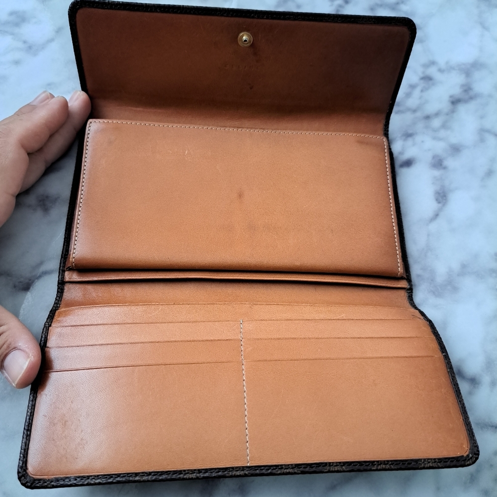 Celine Brown Watch with Elegant Design - Picture 3 of 8